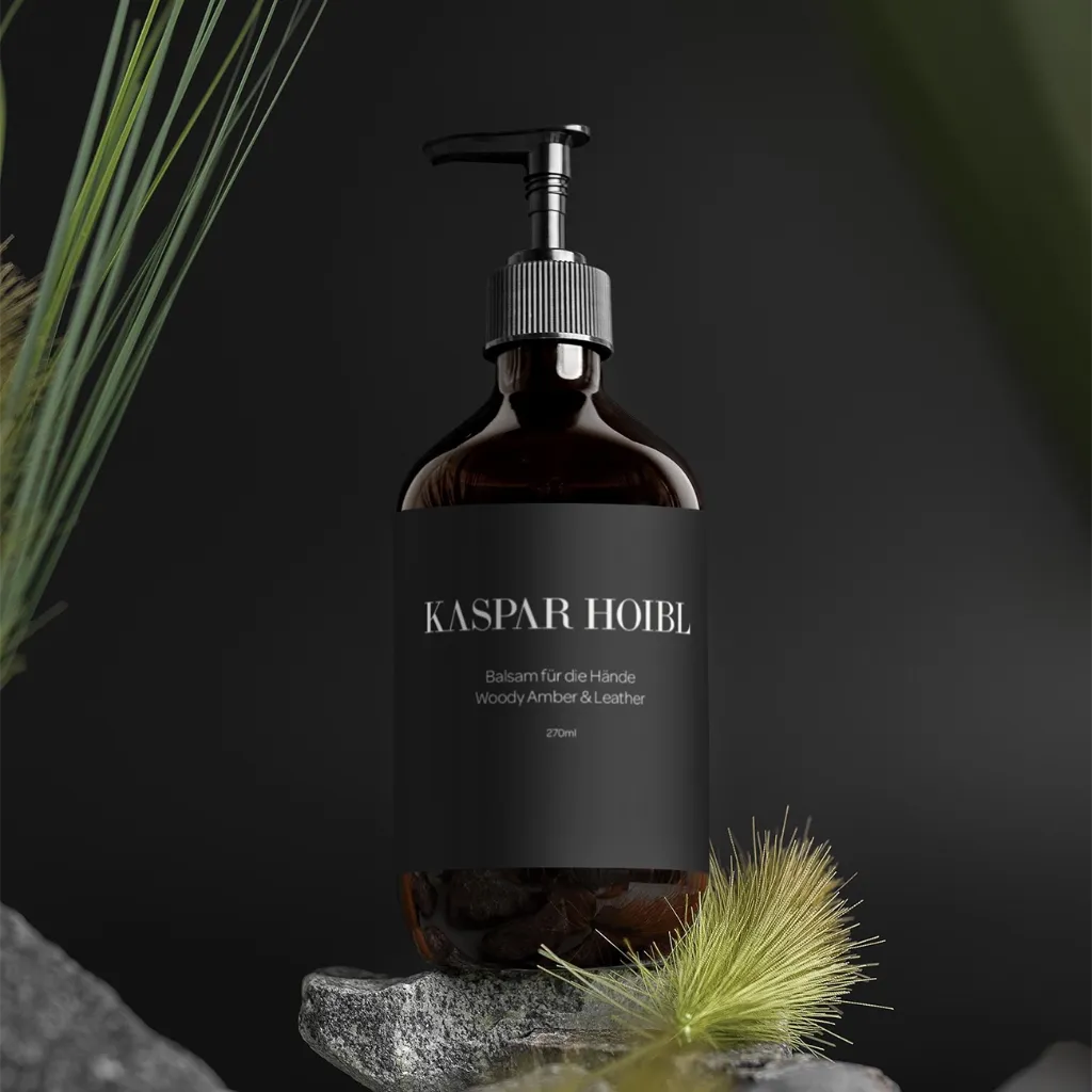 Kaspar-Hoibl-Handcreme-Produktbild-Woody-Amber-Leather-rocks-1-1.webp